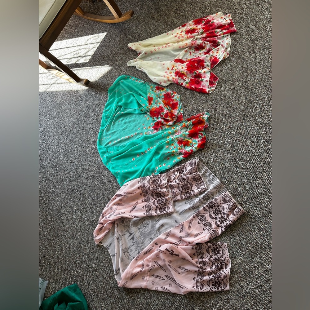 Lot of four lightweight shawls robes